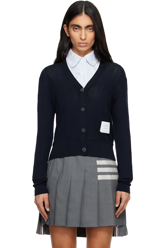 Широкий шерстяной кардиган в рубчик с V-образным вырезом Thom Browne, темно-синий
Широкий шерстяной кардиган в рубчик с V-образным вырезом Thom Browne, темно-синий
