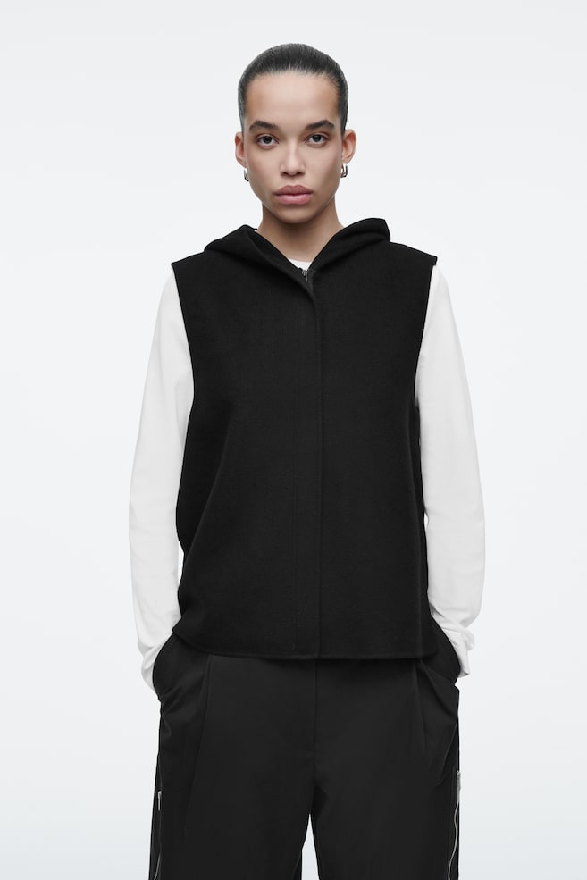 Двухсторонний жилет с капюшоном Cos, черный
Двухсторонний жилет с капюшоном Cos, черный