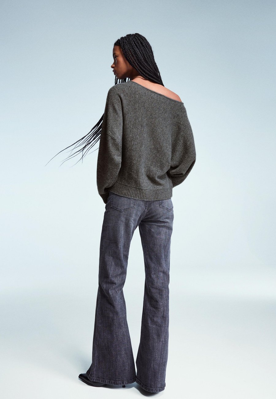 Джемпер Bershka BOATNECK WITH STUDS, Dark Grey
Джемпер Bershka BOATNECK WITH STUDS, Dark Grey