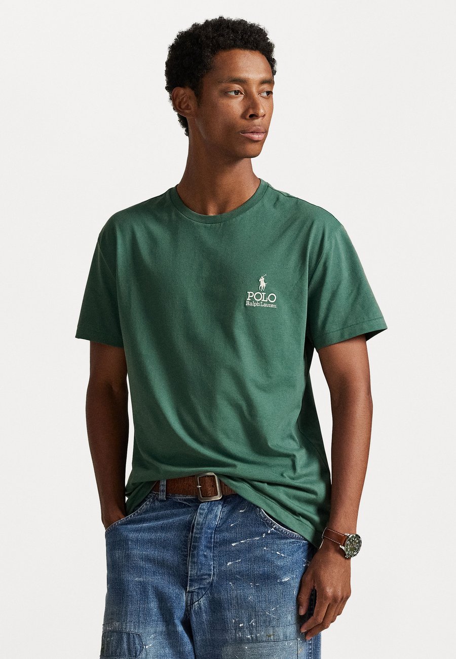 Футболка Polo Ralph Lauren CLASSIC FIT LOGO JERSEY T-SHIRT, Charter Green/Green, Зеленый, Футболка Polo Ralph Lauren CLASSIC FIT LOGO JERSEY T-SHIRT, Charter Green/Green
Футболка Polo Ralph Lauren CLASSIC FIT LOGO JERSEY T-SHIRT, Charter Green/Green, Зеленый, Футболка Polo Ralph Lauren CLASSIC FIT LOGO JERSEY T-SHIRT, Charter Green/Green
