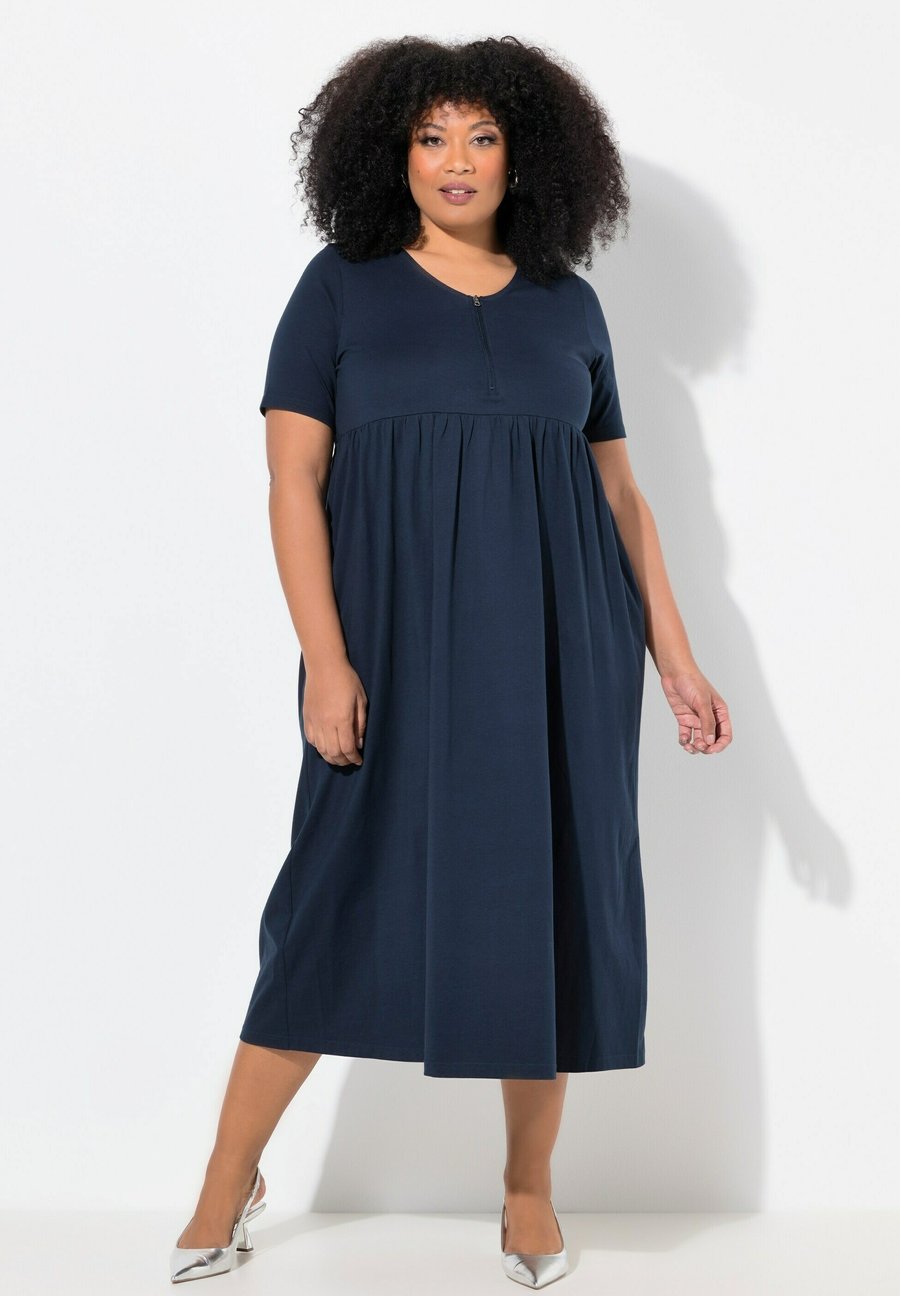 Платье Ulla Popken ZIP FRONT SHORT SLEEVE SWING EMPIRE, Marine/Dark Blue
Платье Ulla Popken ZIP FRONT SHORT SLEEVE SWING EMPIRE, Marine/Dark Blue