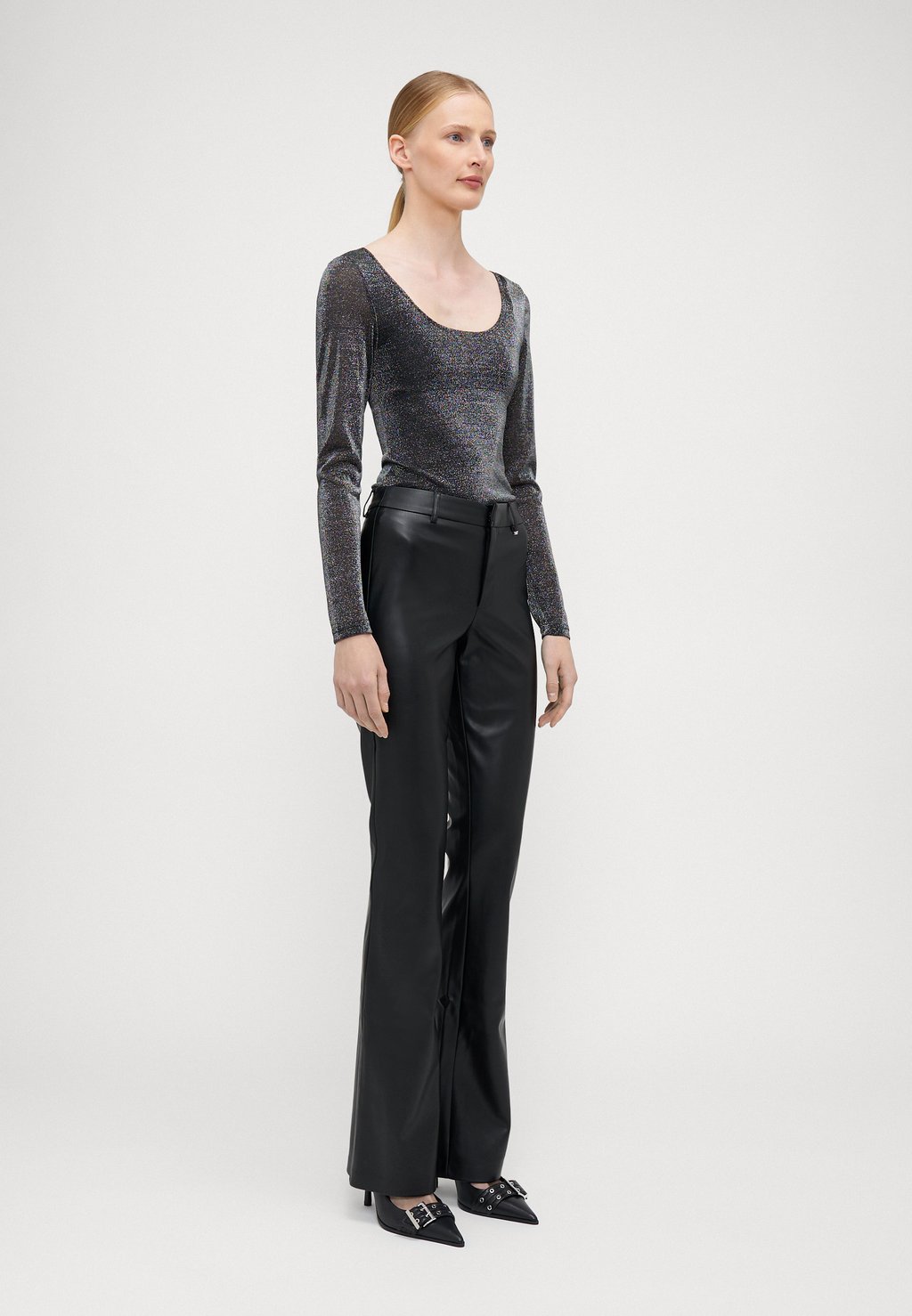 Брюки ONLBLAKE FLARED ONLY Tall, черный 
Брюки ONLBLAKE FLARED ONLY Tall, черный