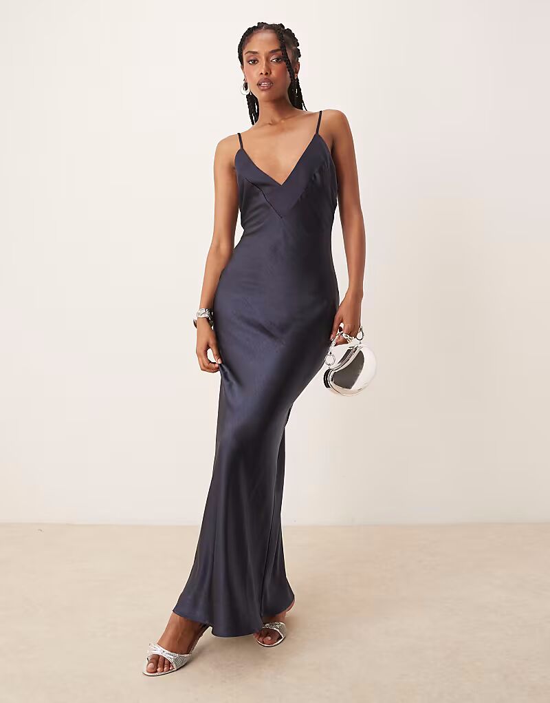 Эксклюзивное атласное платье макси с V-образным вырезом и завязками на спине в темно-синем цвете от SNDYS
Эксклюзивное атласное платье макси с V-образным вырезом и завязками на спине в темно-синем цвете от SNDYS