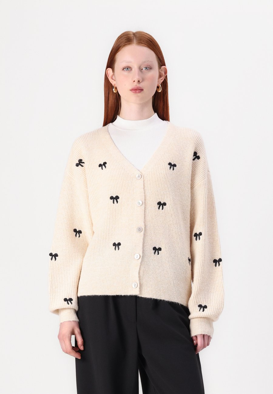 Кардиган YAS EMBROIDED, Birch/Black/Off-White
Кардиган YAS EMBROIDED, Birch/Black/Off-White