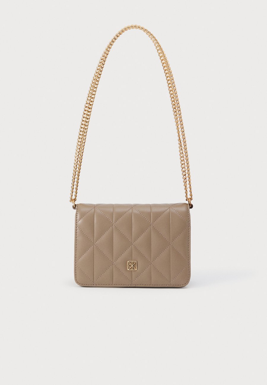 Сумка Calvin Klein QUILTED MINI CHAIN BAG, Desert Taupe/Taupe
Сумка Calvin Klein QUILTED MINI CHAIN BAG, Desert Taupe/Taupe