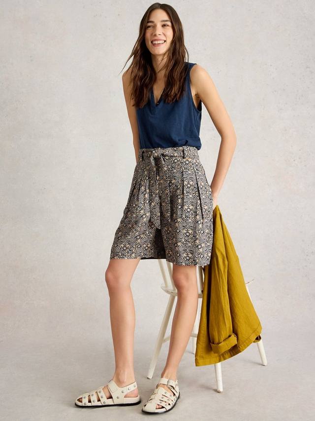 Шорты Frankie из льняной смеси с вискозой LENZING ECOVERO White Stuff
Шорты Frankie из льняной смеси с вискозой LENZING ECOVERO White Stuff