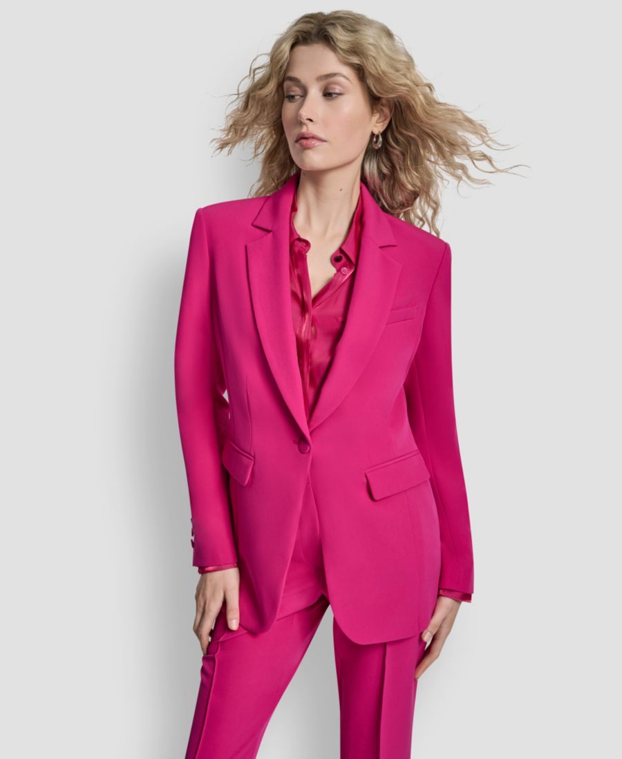 Укороченный пиджак с одной пуговицей и воротником с лацканами DKNY, Fuchsia
Укороченный пиджак с одной пуговицей и воротником с лацканами DKNY, Fuchsia