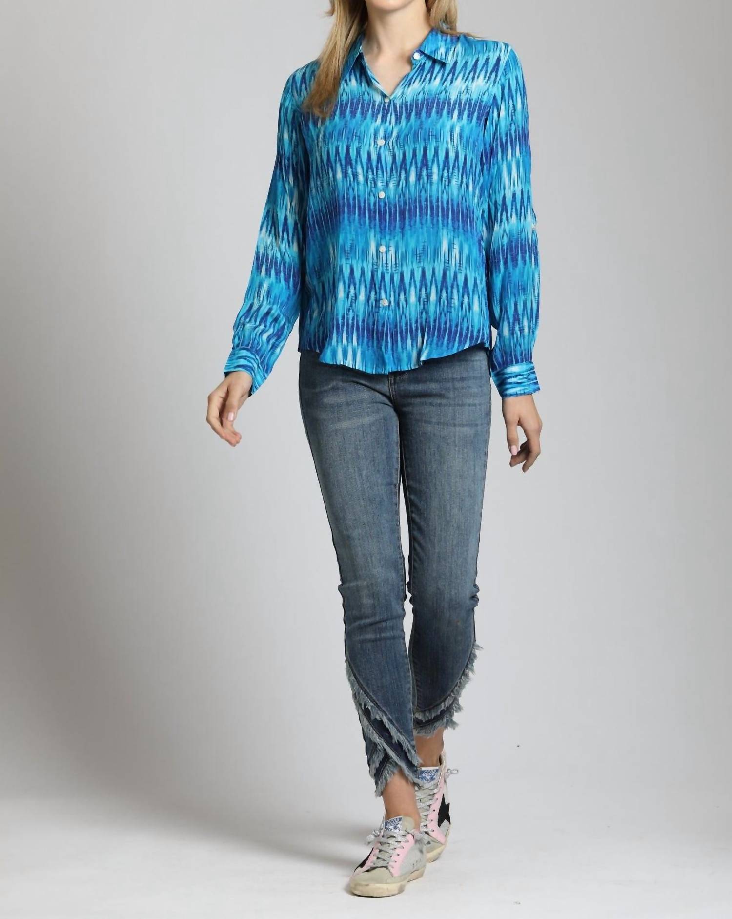 Блузка на пуговицах с закатанными рукавами в полоску лазурного иката APNY
Блузка на пуговицах с закатанными рукавами в полоску лазурного иката APNY