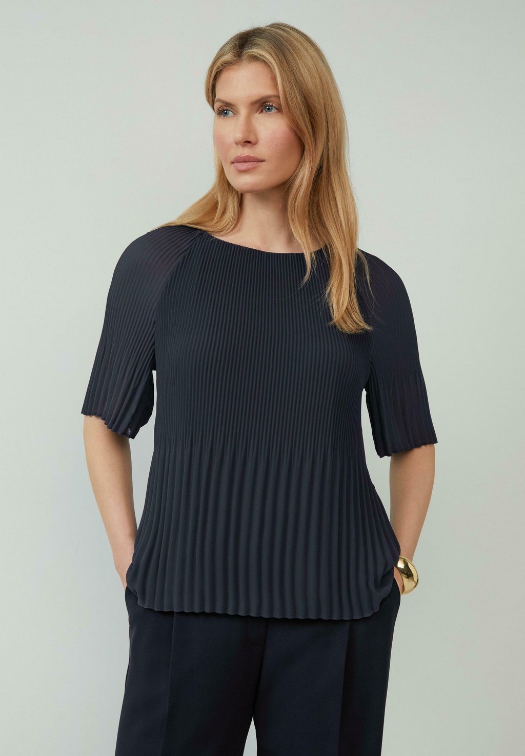 Блуза MIT KURZEN RAGALANÄRMELN s.Oliver BLACK LABEL, темно-синий
Блуза MIT KURZEN RAGALANÄRMELN s.Oliver BLACK LABEL, темно-синий