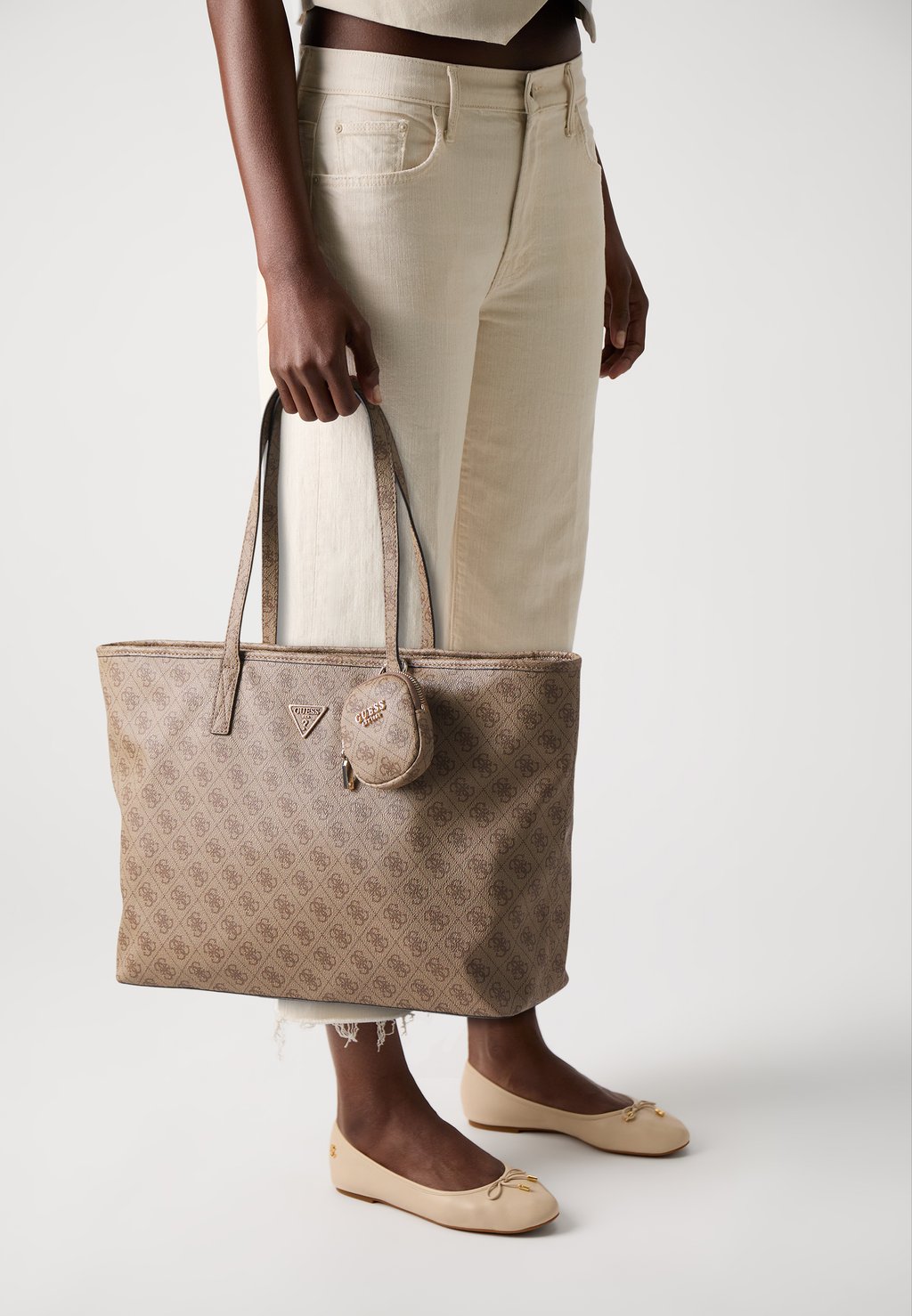 Сумка-тоут POWER PLAY II LARGE TECH TOTE SET Guess, бежевый
Сумка-тоут POWER PLAY II LARGE TECH TOTE SET Guess, бежевый