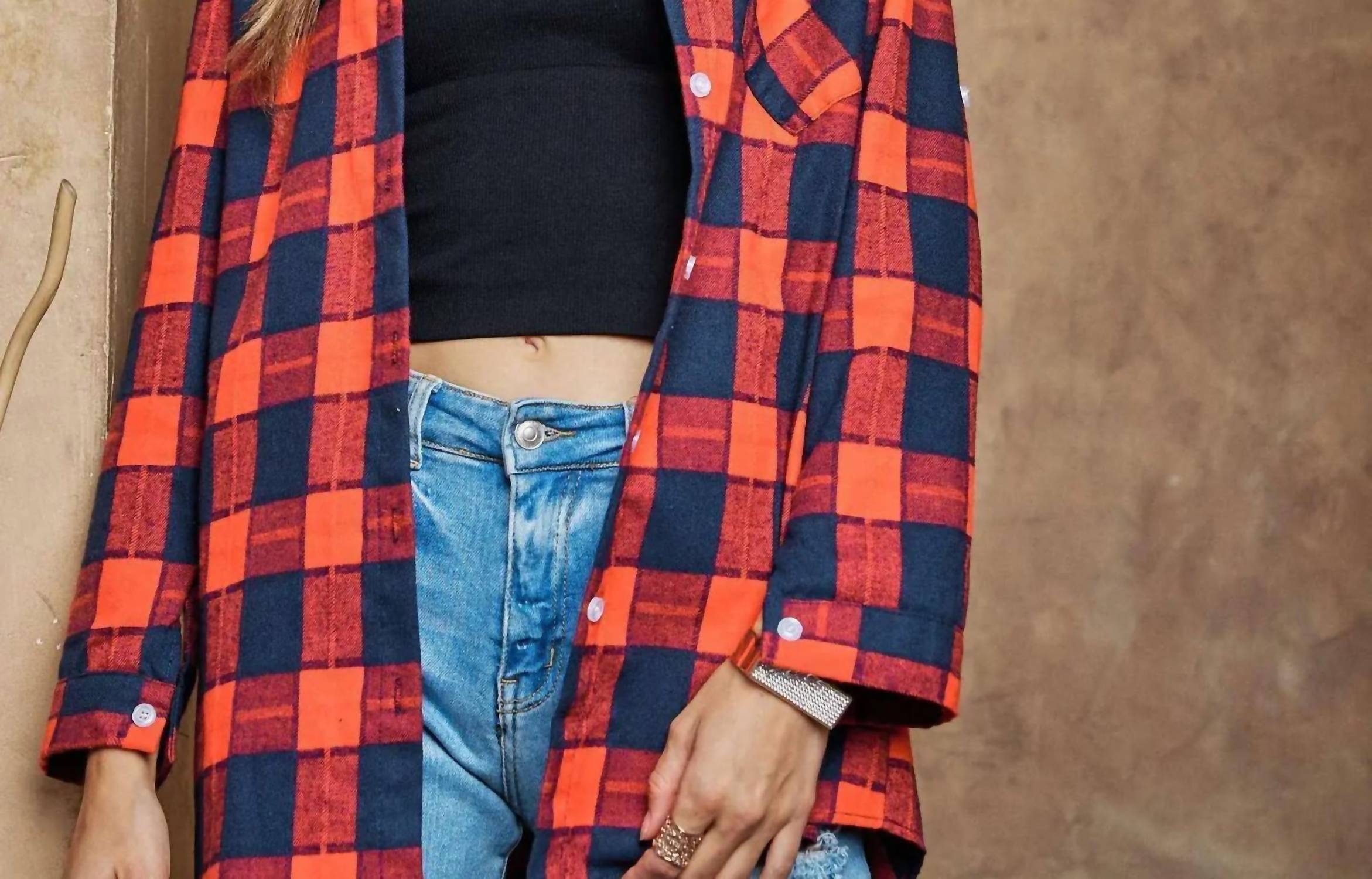 Рубашка на пуговицах в клетку темно-синего и красного цвета Adora
Рубашка на пуговицах в клетку темно-синего и красного цвета Adora