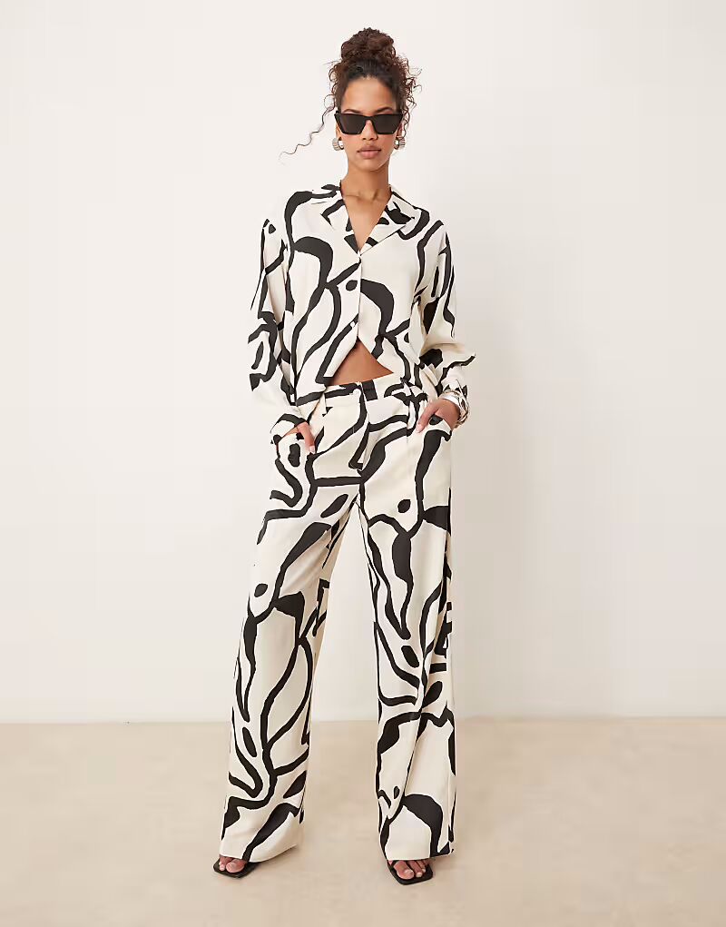 Широкие брюки AWARE из атласа с монохромным принтом 
Широкие брюки AWARE из атласа с монохромным принтом