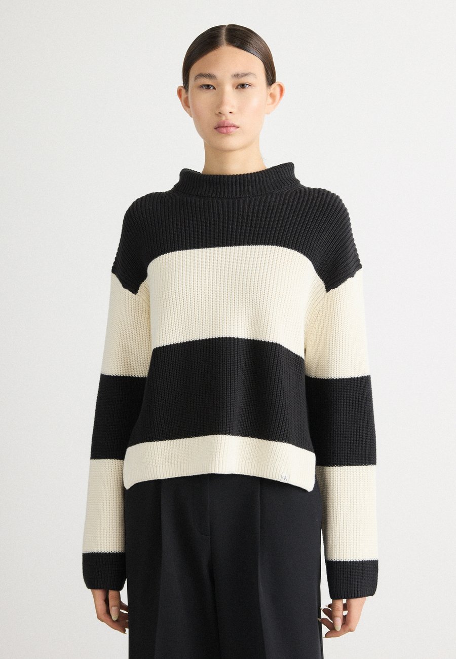 Джемпер Calvin Klein Jeans CHUNKY LOOSE HIGH NECK SWEATER, Black Combo/Black
Джемпер Calvin Klein Jeans CHUNKY LOOSE HIGH NECK SWEATER, Black Combo/Black