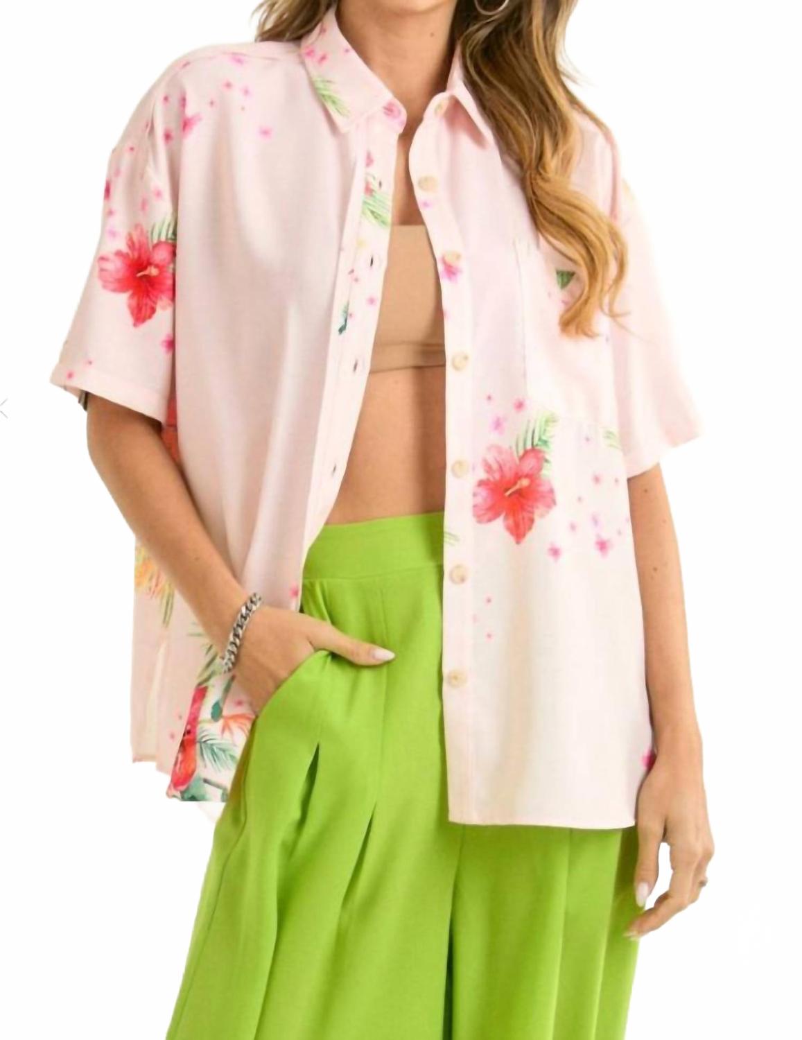 Блуза с цветочным принтом гибискуса и пуговицами в мультиколоре J.NNA
Блуза с цветочным принтом гибискуса и пуговицами в мультиколоре J.NNA