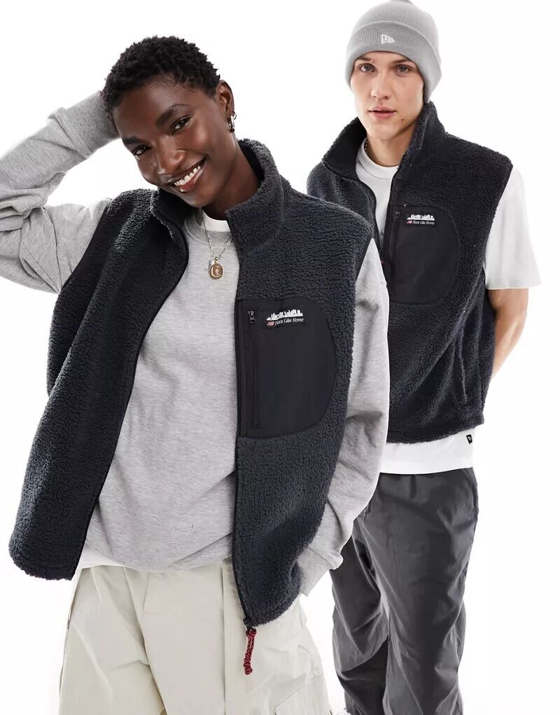 Черный жилет из искусственного меха New Balance Home Again, эксклюзивно для ASOS
Черный жилет из искусственного меха New Balance Home Again, эксклюзивно для ASOS