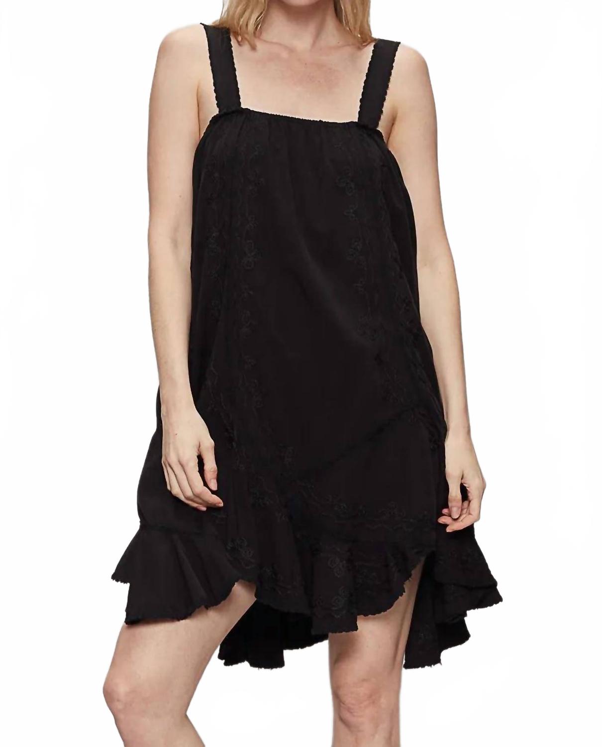 Черное винтажное платье с вышивкой и эффектом потертости POL
Черное винтажное платье с вышивкой и эффектом потертости POL