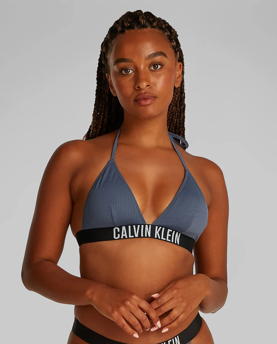 Ребристый треугольный верх бикини с логотипом на талии Calvin Klein, серый
Ребристый треугольный верх бикини с логотипом на талии Calvin Klein, серый