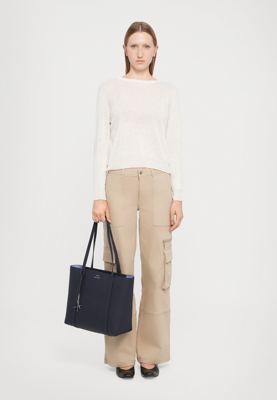 Сумка-шоппер Armani Exchange SHOPPING BAG, Sky Captain/Studio Sky/Dark Blue
Сумка-шоппер Armani Exchange SHOPPING BAG, Sky Captain/Studio Sky/Dark Blue