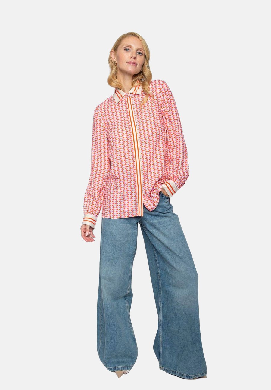 Блуза Emily van den Bergh Button-down blouse, Red/Pink Geometric/Light Pink
Блуза Emily van den Bergh Button-down blouse, Red/Pink Geometric/Light Pink