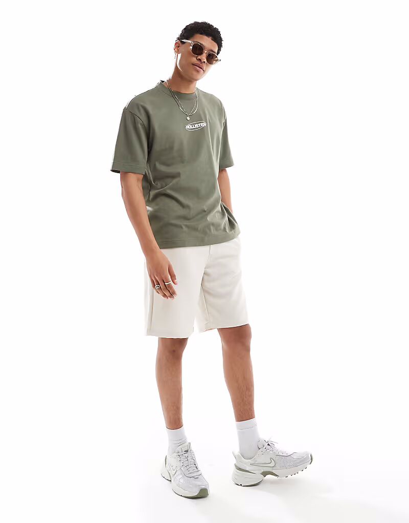 Шорты премиум-класса Bershka бежевого цвета
Шорты премиум-класса Bershka бежевого цвета