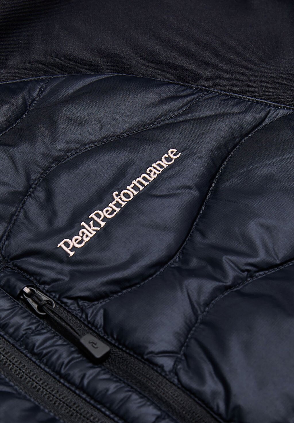 Пуховик W HELIUM HYBRID Peak Performance, черный
Пуховик W HELIUM HYBRID Peak Performance, черный