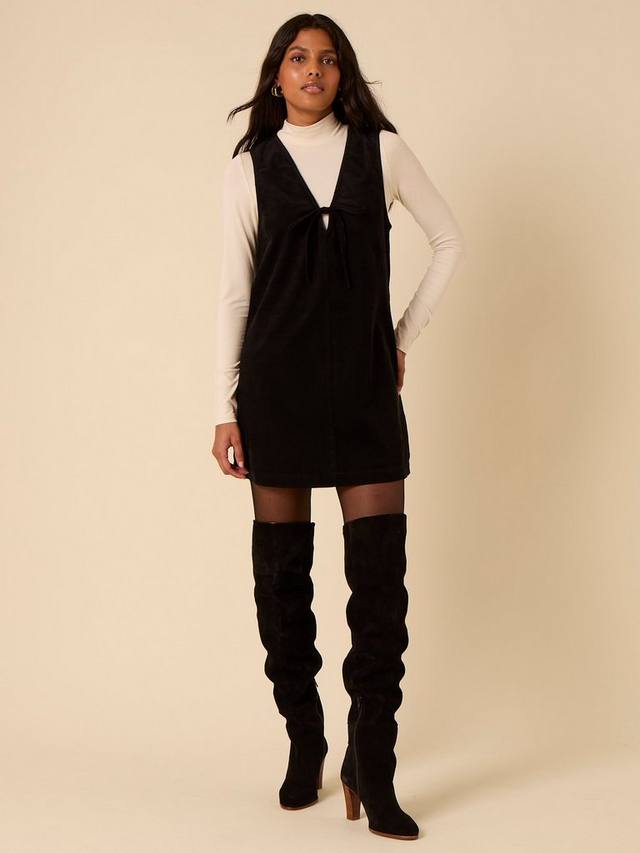 Платье-сарафан Nila с V-образным вырезом из вельвета Nobody's Child, Black
Платье-сарафан Nila с V-образным вырезом из вельвета Nobody's Child, Black