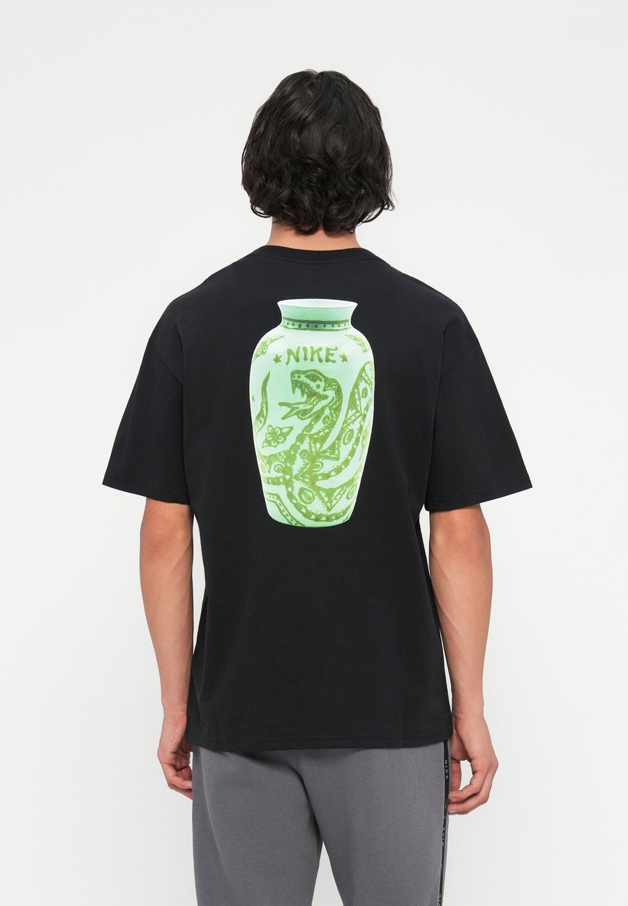 Футболка Nike SB TEE VASE UNISEX, Black
Футболка Nike SB TEE VASE UNISEX, Black
