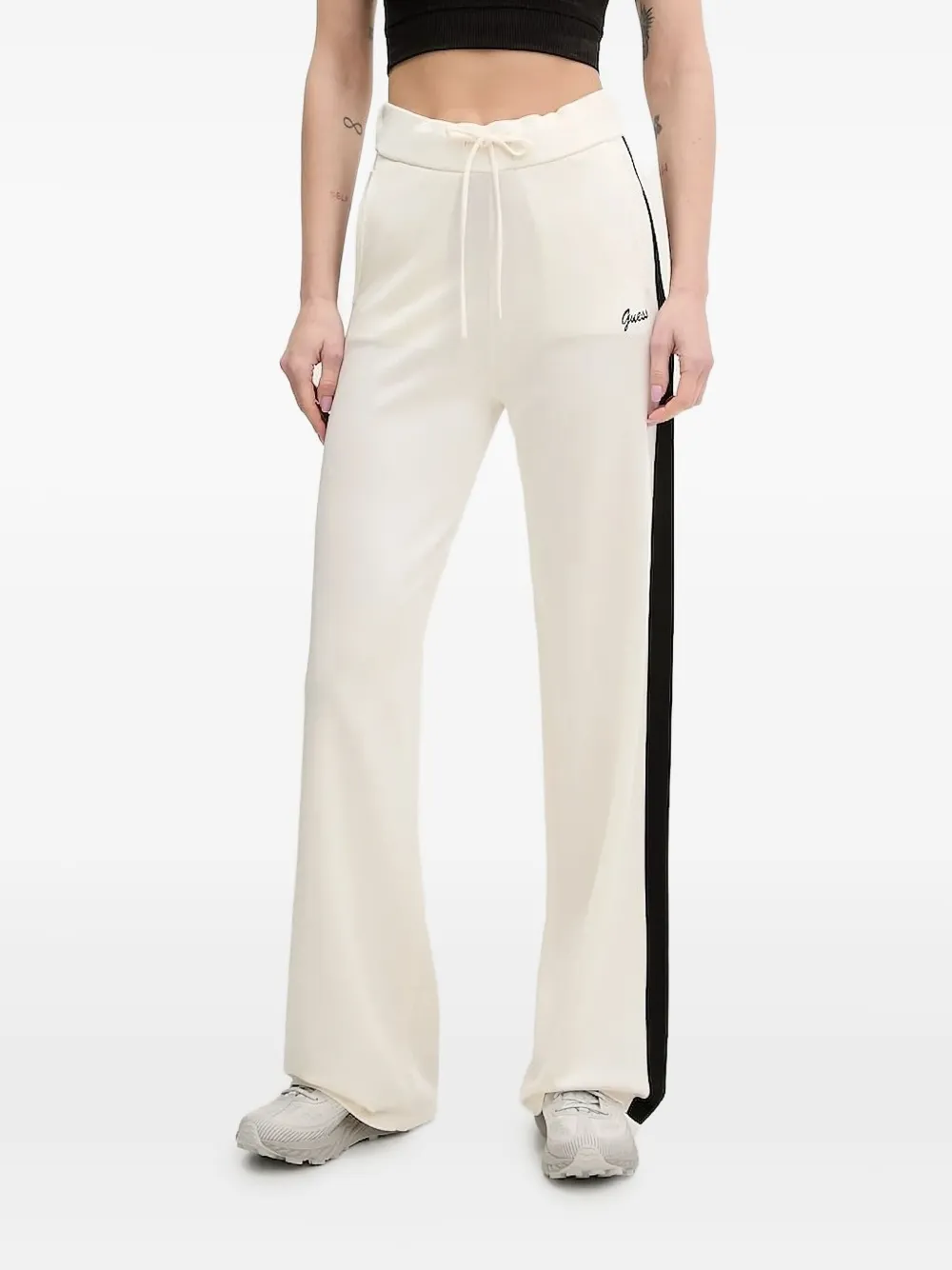 Брюки с вышитым логотипом GUESS USA, белый
Брюки с вышитым логотипом GUESS USA, белый