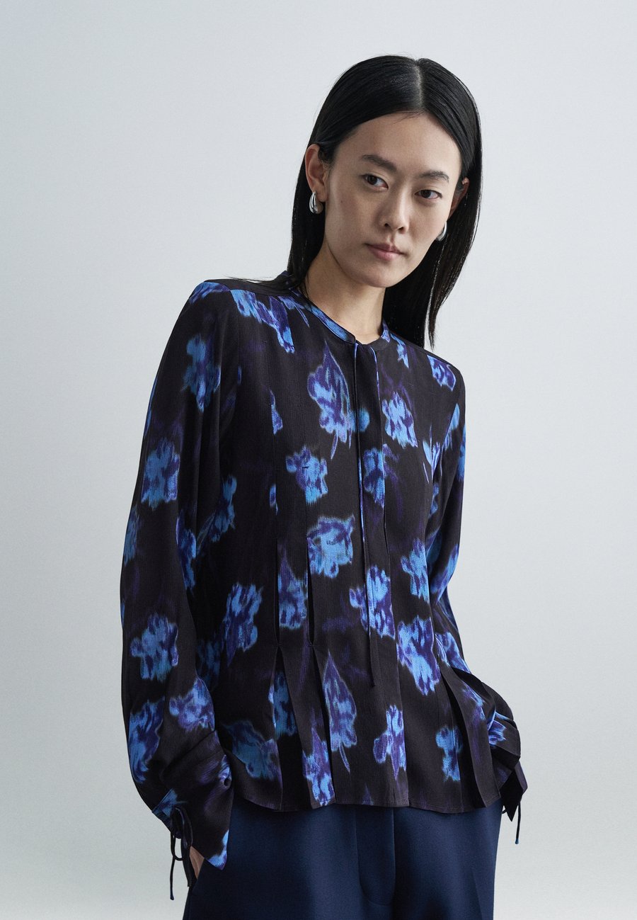 Блуза rag & bone ARDEN PRINTED PLEATED, Dark Blue
Блуза rag & bone ARDEN PRINTED PLEATED, Dark Blue