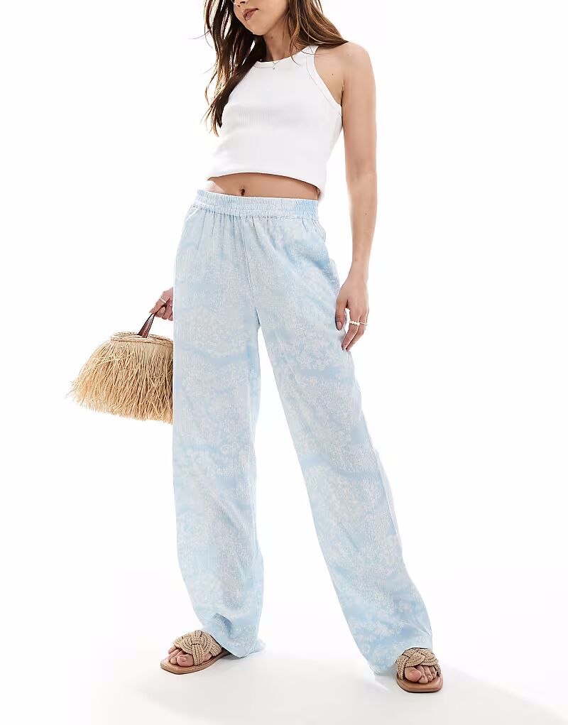 Широкие брюки Vero Moda с бледно-голубым цветочным принтом
Широкие брюки Vero Moda с бледно-голубым цветочным принтом