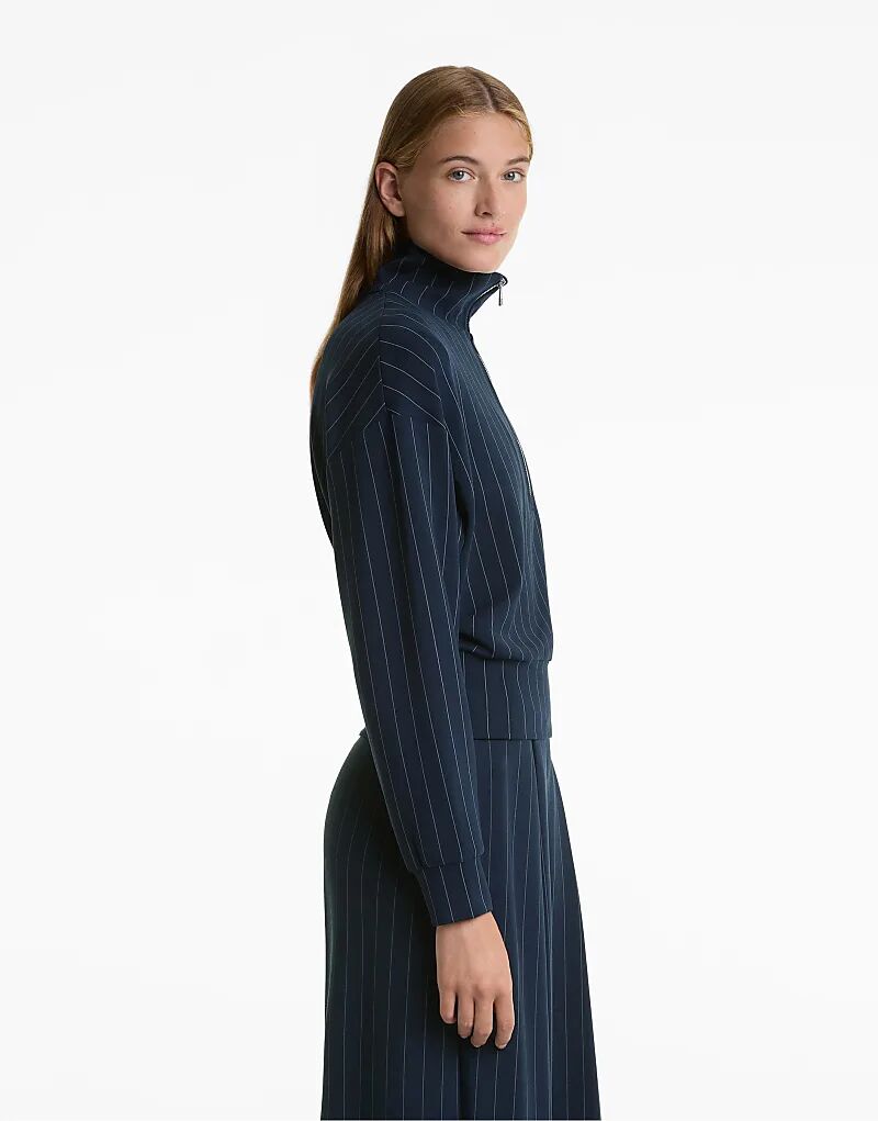 Полосатая толстовка OYSHO с застежкой-молнией на половину длины и мягким модалом темно-синего цвета
Полосатая толстовка OYSHO с застежкой-молнией на половину длины и мягким модалом темно-синего цвета