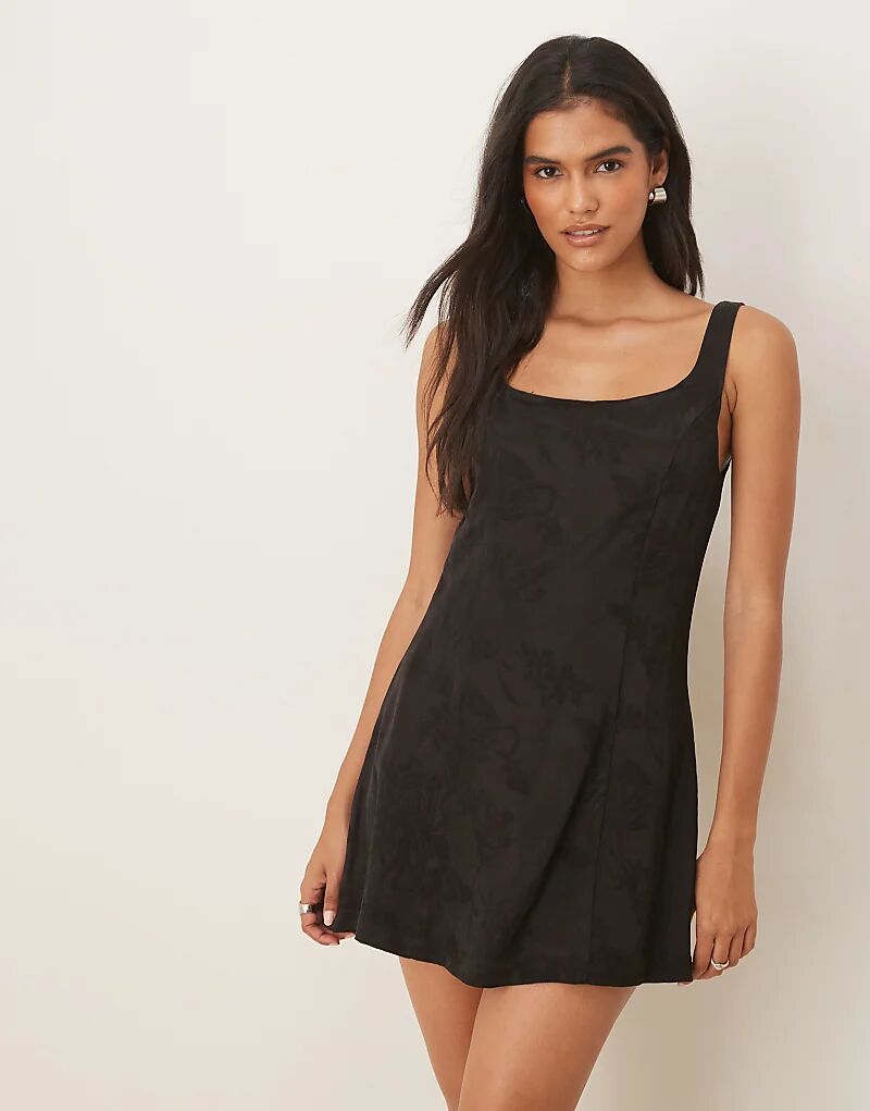 Мини-платье VRG GRL с квадратным вырезом и жаккардом черного цвета
Мини-платье VRG GRL с квадратным вырезом и жаккардом черного цвета