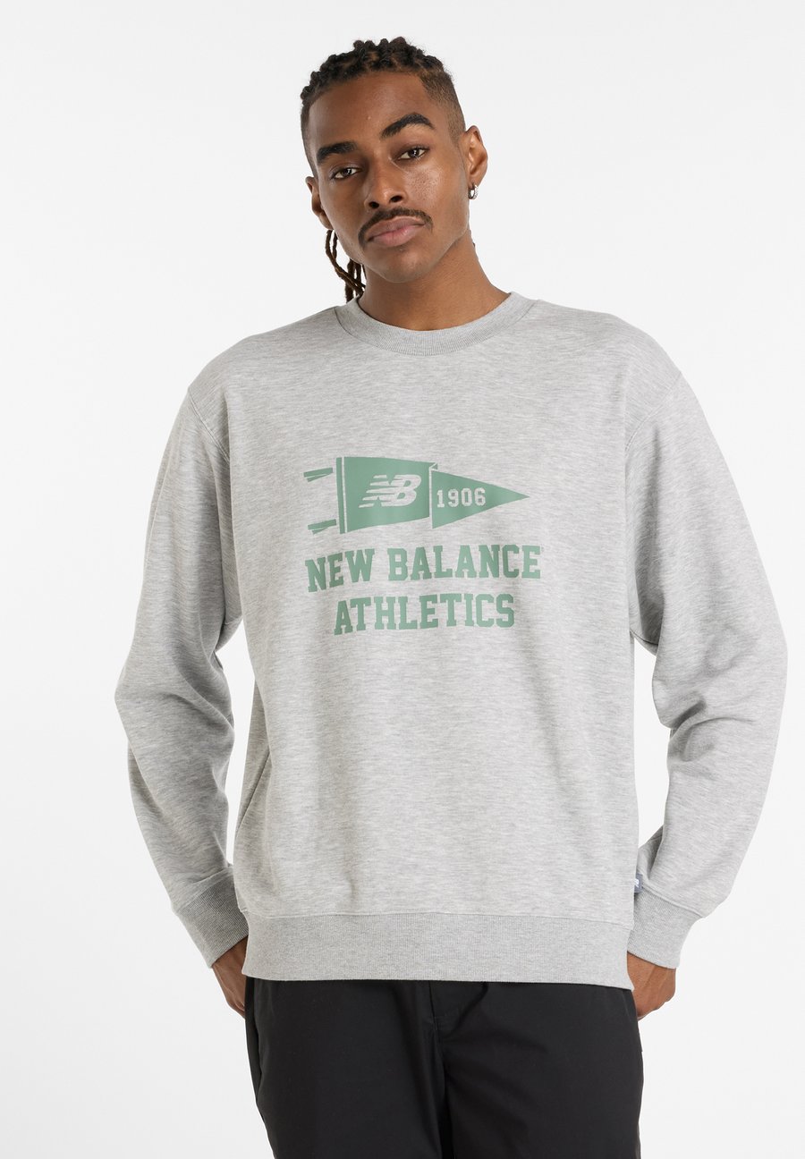 Толстовка New Balance VARSITY PENNANT CREW, Grey
Толстовка New Balance VARSITY PENNANT CREW, Grey
