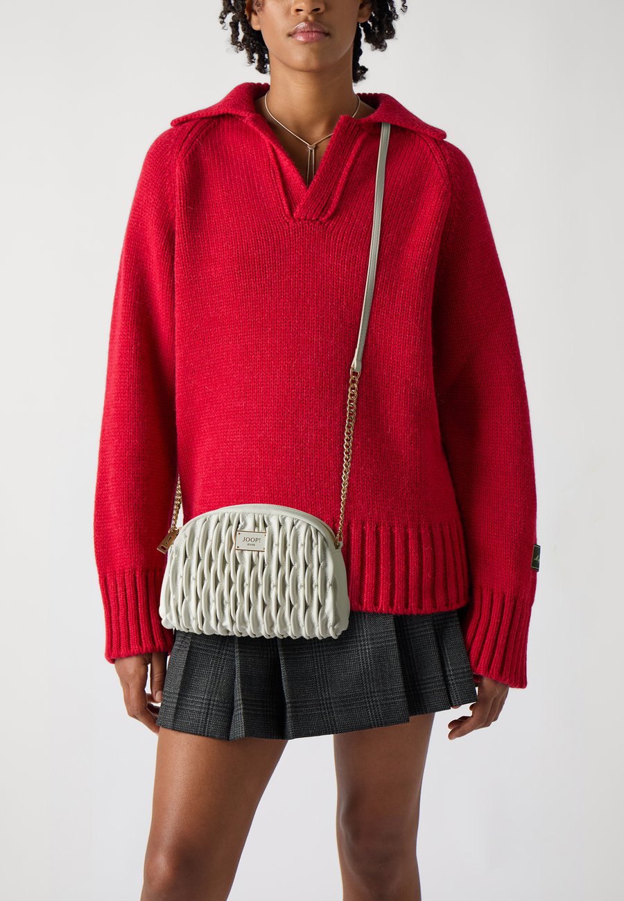 Сумка кросс-боди JOOP! Jeans RUGA JESSY SHOULDER, Offwhite/Off-White
Сумка кросс-боди JOOP! Jeans RUGA JESSY SHOULDER, Offwhite/Off-White