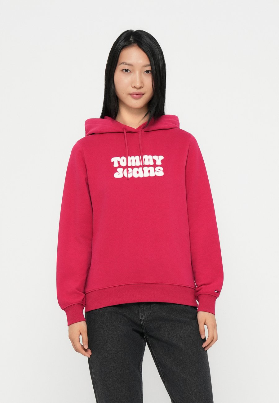 Толстовка Tommy Jeans LOGO HOODIE , Ruby Rhubarb/Red
Толстовка Tommy Jeans LOGO HOODIE , Ruby Rhubarb/Red