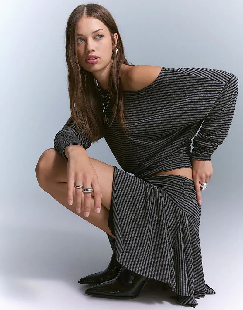 Асимметричная мини-юбка Bershka в полоску серо-черного цвета
Асимметричная мини-юбка Bershka в полоску серо-черного цвета