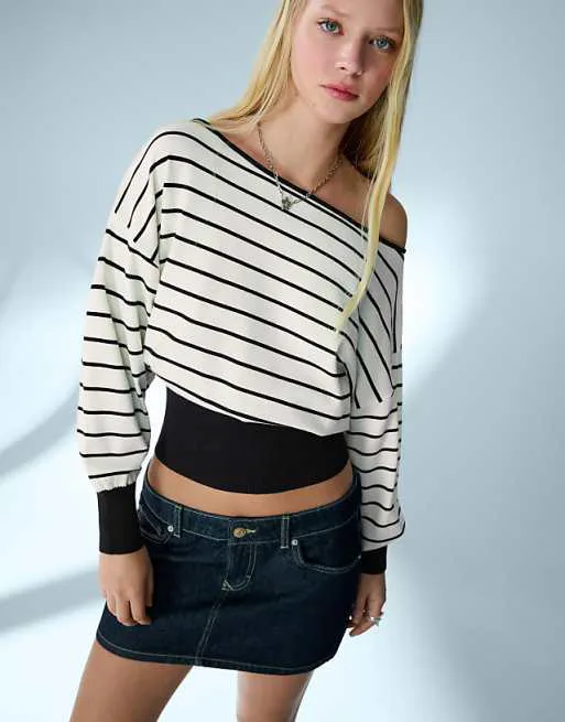 Черный джемпер с асимметричным воротником Bershka
Черный джемпер с асимметричным воротником Bershka