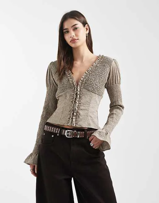 Приталенная рубашка с длинными рукавами и оборками Daisy Street в нейтральную полоску
Приталенная рубашка с длинными рукавами и оборками Daisy Street в нейтральную полоску