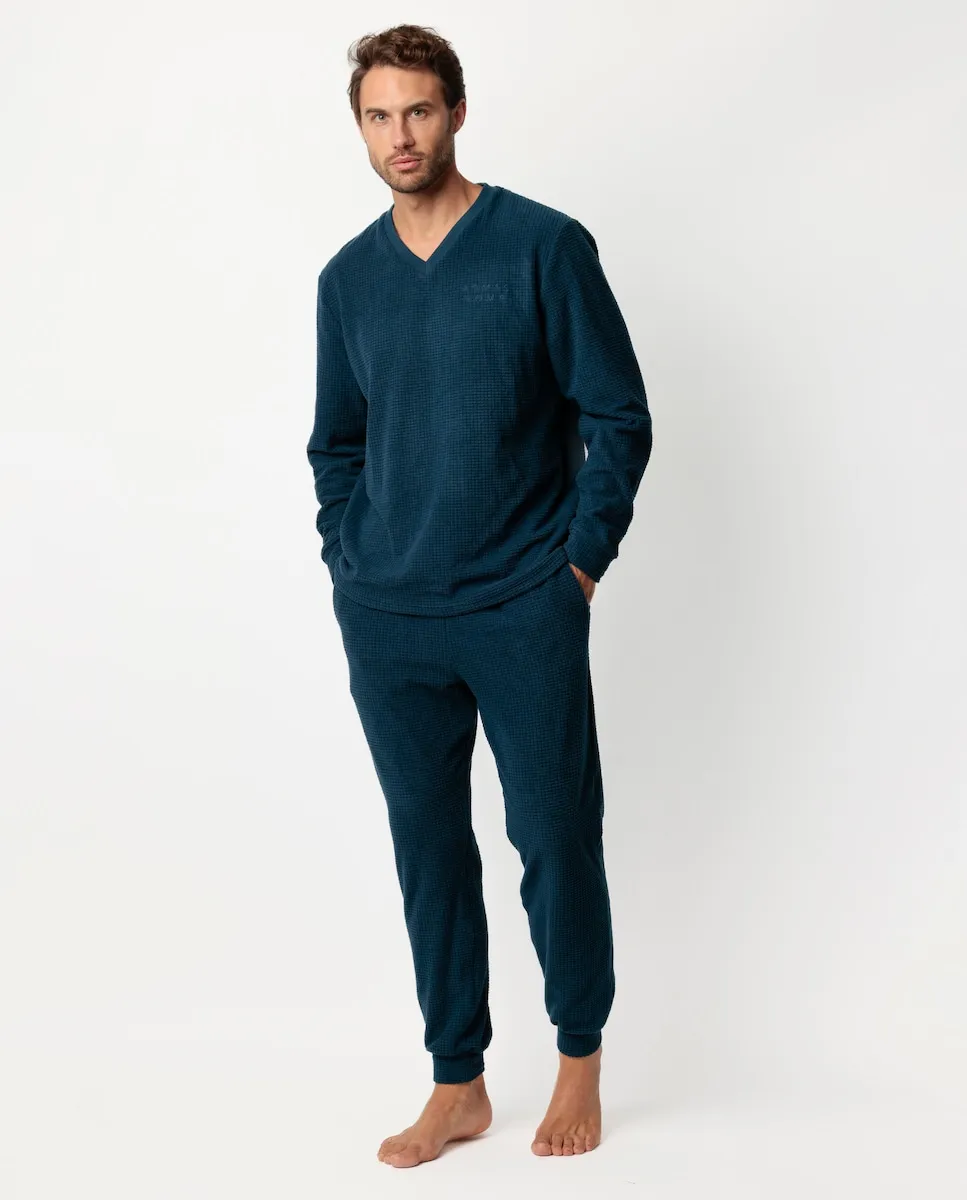 Мужская пижама длинная из специальной ткани с голубой текстурой Admas
Мужская пижама длинная из специальной ткани с голубой текстурой Admas