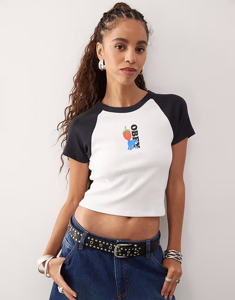 Obey - Футболка реглан белого цвета с принтом логотипа клубники
Obey - Футболка реглан белого цвета с принтом логотипа клубники