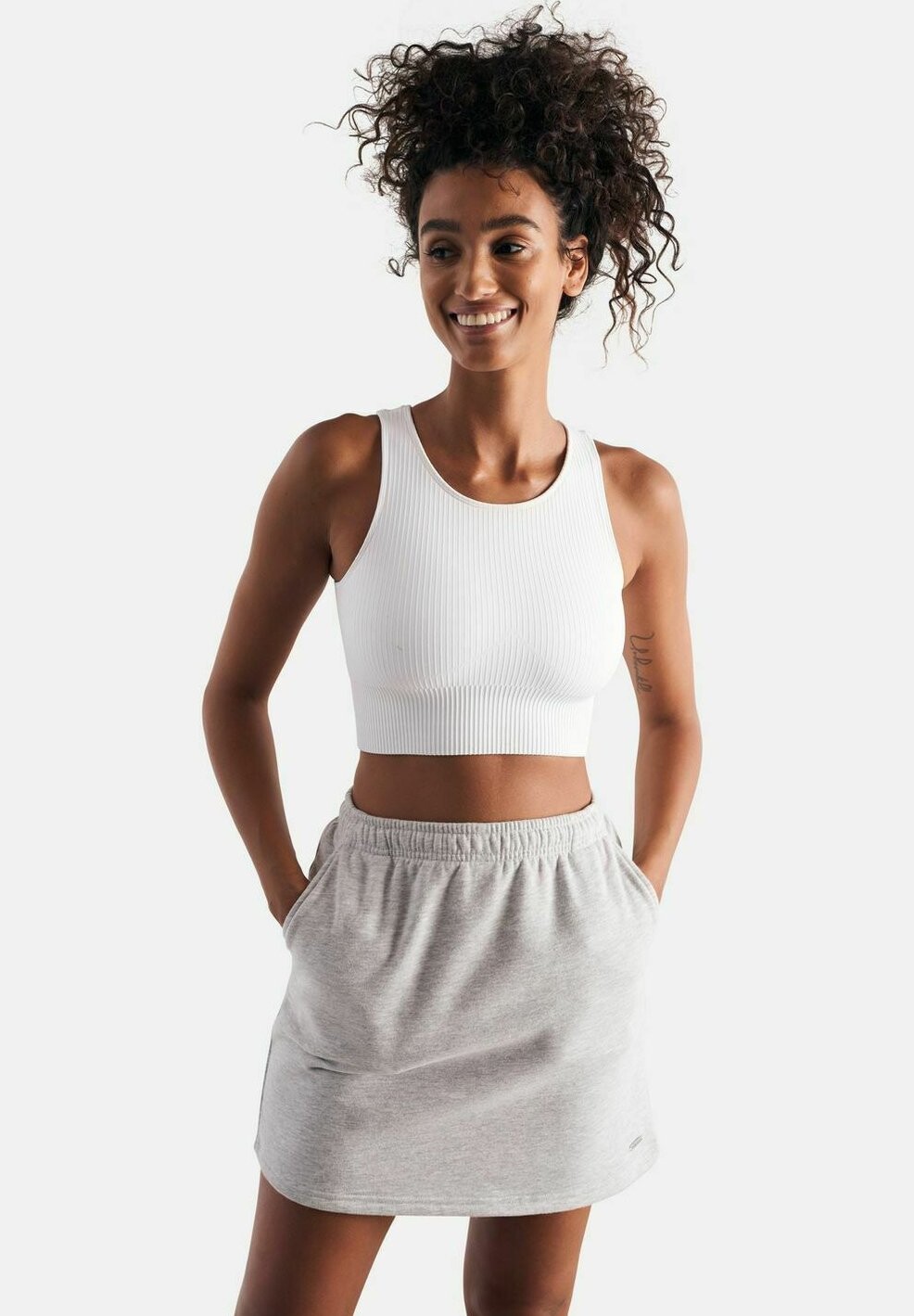 Топ RIBBED SEAMLESS CROP aim’n®, белый
Топ RIBBED SEAMLESS CROP aim’n®, белый