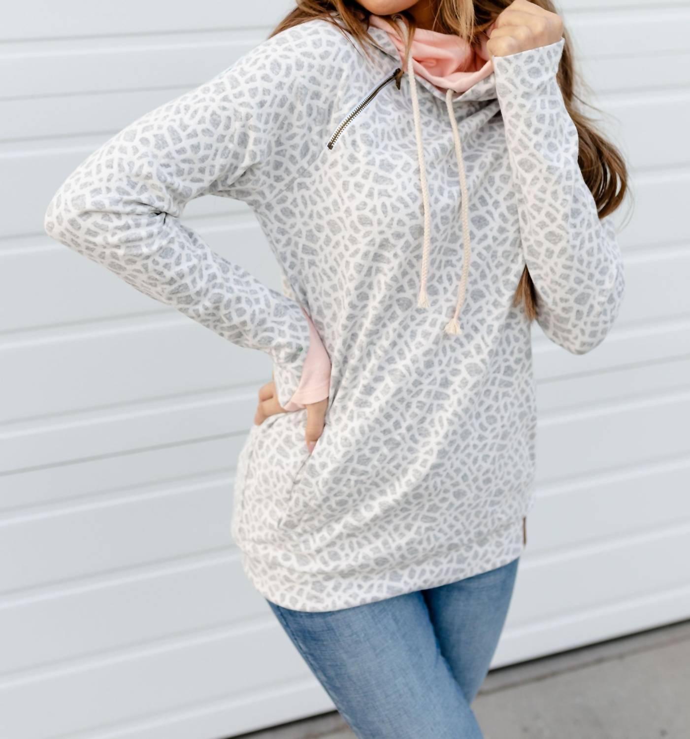 Свитшот Something Different Double Dooded в сером абстрактном стиле AMPERSAND AVE, цвет grey abstract
Свитшот Something Different Double Dooded в сером абстрактном стиле AMPERSAND AVE, цвет grey abstract