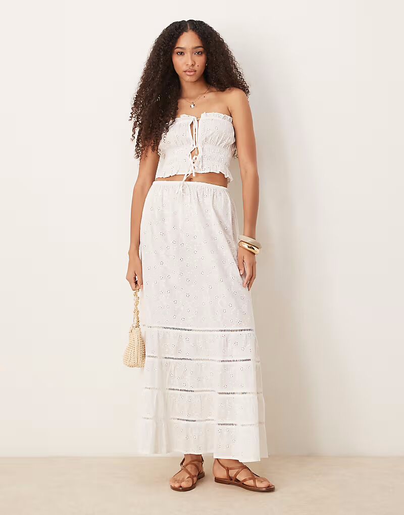 Пляжная юбка Iisla & Bird с многоярусной отделкой и сборками белого цвета
Пляжная юбка Iisla & Bird с многоярусной отделкой и сборками белого цвета