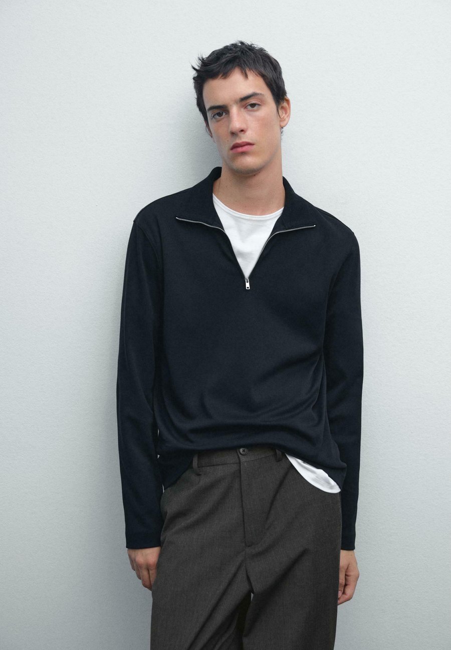 Поло Massimo Dutti MOCK NECK QUARTER ZIP POLO NECK, Dark Blue
Поло Massimo Dutti MOCK NECK QUARTER ZIP POLO NECK, Dark Blue