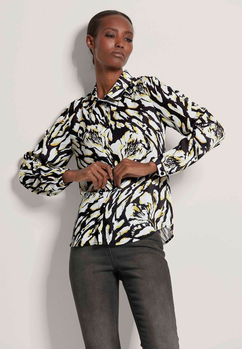 Блузка на пуговицах MADELEINE, черный
Блузка на пуговицах MADELEINE, черный