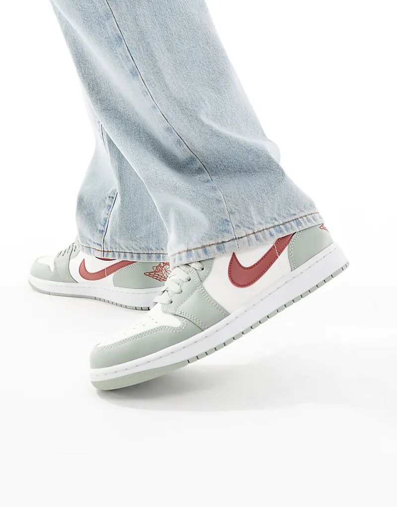 Кроссовки Nike Air Jordan 1 Low зеленого и бежевого цветов
Кроссовки Nike Air Jordan 1 Low зеленого и бежевого цветов