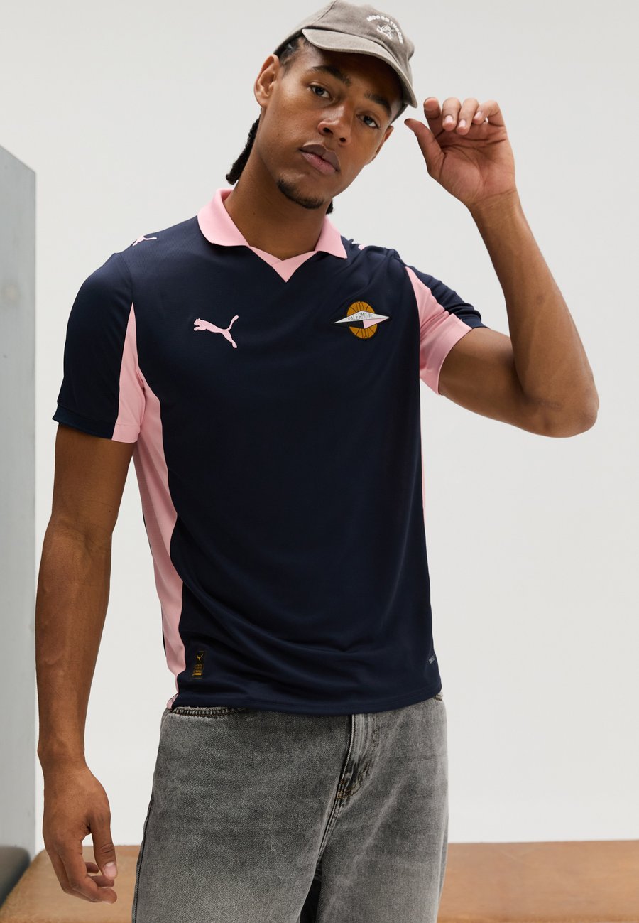 Футболка Puma PALERMO AWAY REPLICA, Deep Navy/Team Light Pink/Dark Blue
Футболка Puma PALERMO AWAY REPLICA, Deep Navy/Team Light Pink/Dark Blue