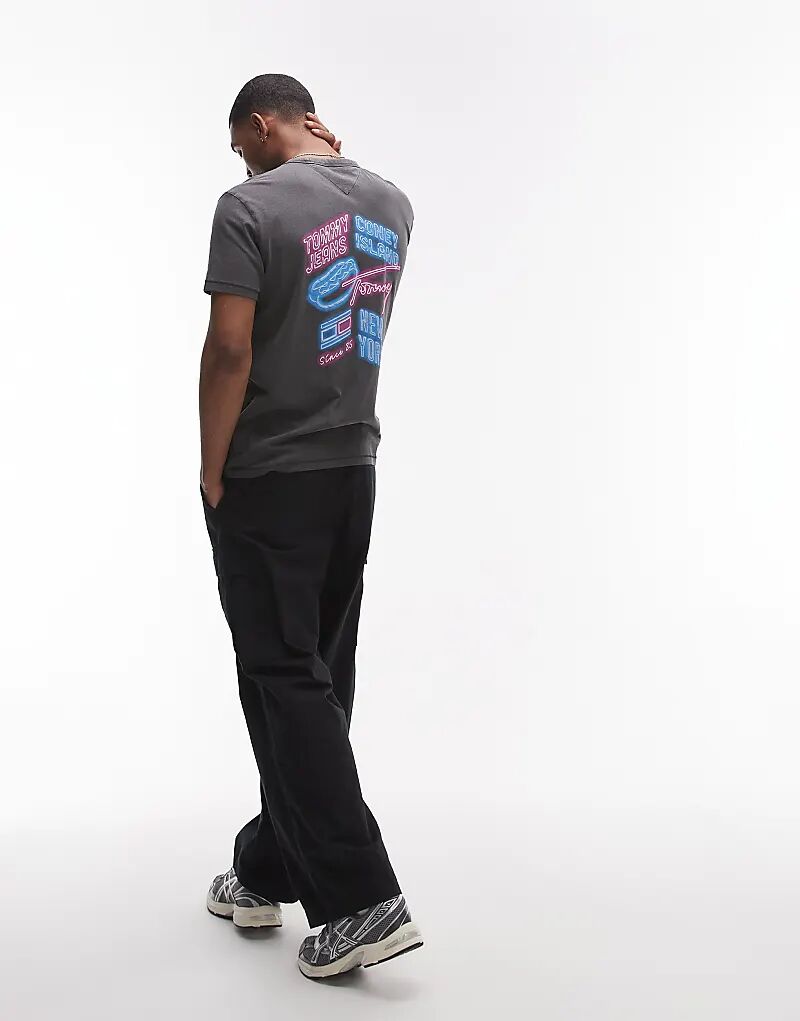 Футболка Tommy Jeans с неоновой графикой, черного цвета
Футболка Tommy Jeans с неоновой графикой, черного цвета