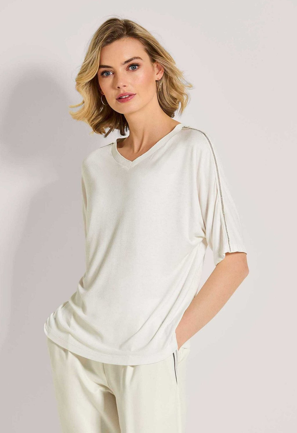 Базовая футболка V MIT AKZENTEN MADELEINE, белый
Базовая футболка V MIT AKZENTEN MADELEINE, белый