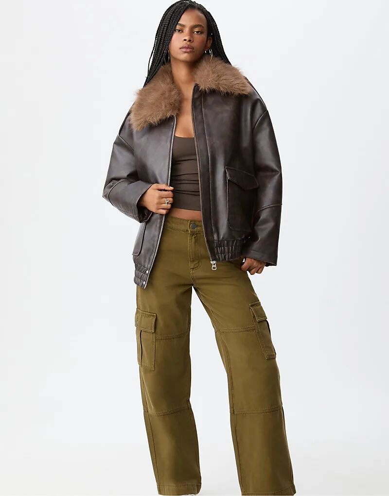 Куртка Stradivarius Oversize с контрастным кожаным эффектом коричневого цвета
Куртка Stradivarius Oversize с контрастным кожаным эффектом коричневого цвета